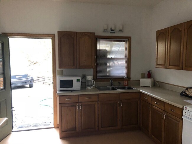 Building Photo - **SCHOOL YEAR RENTAL-TWO STUDENT MAX** AVAILABLE MID-AUGUST TO MID-MAY