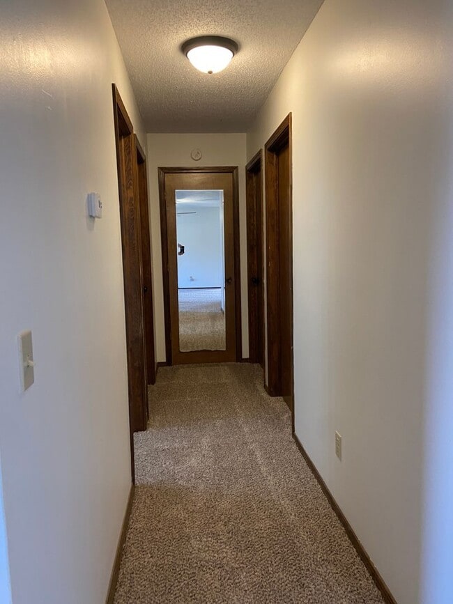 Building Photo - All brick 3 Bed, 2 Bath, 2 Car Garage Ranch