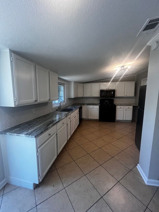 Building Photo - Freshly updated home with privacy fence in...