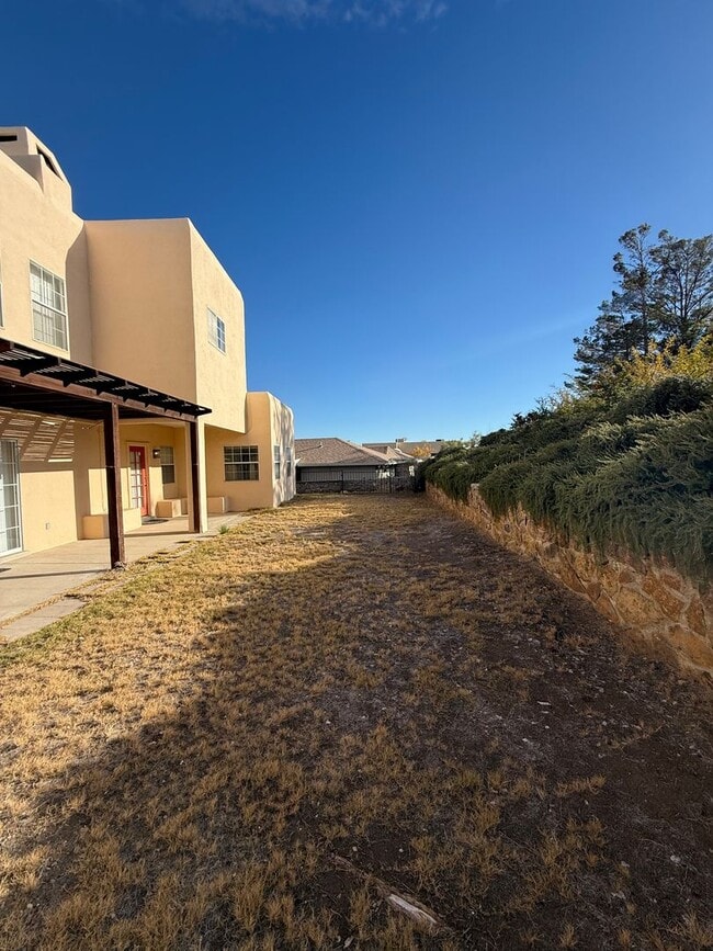 Building Photo - Beautiful 3 Bedroom/2.5 Bathroom Home Located off Roadrunner