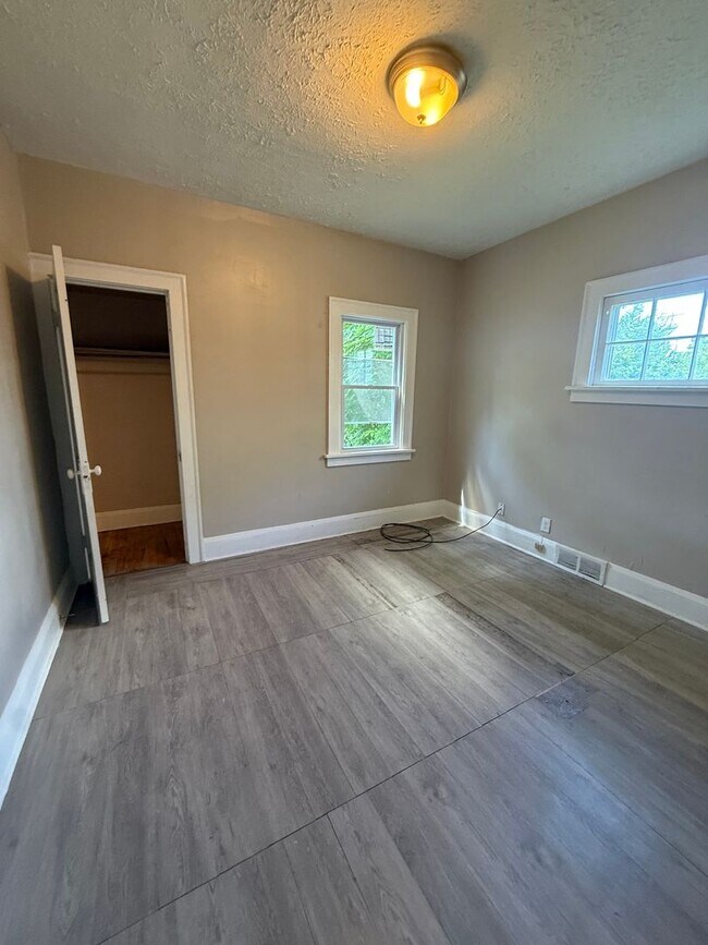 Building Photo - 4bd Single E. 140/kinsman Section 8