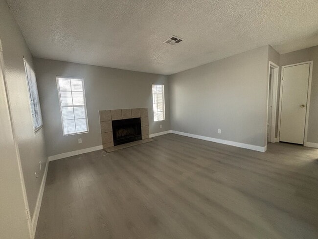 Building Photo - 2 Bed / 1 Bath open floor plan with new LVP and private washer/dryer!