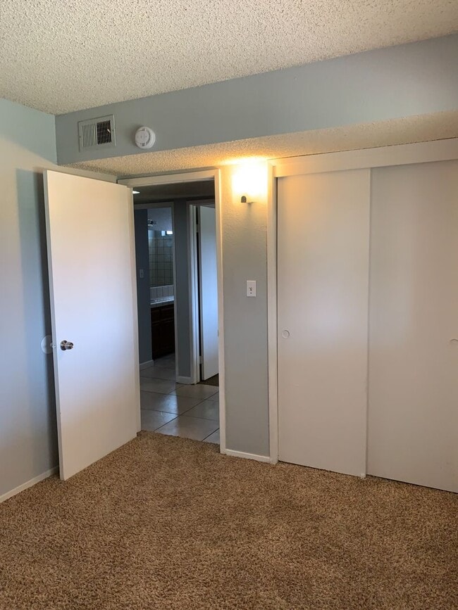 Building Photo - 4525 Trumbull Dr