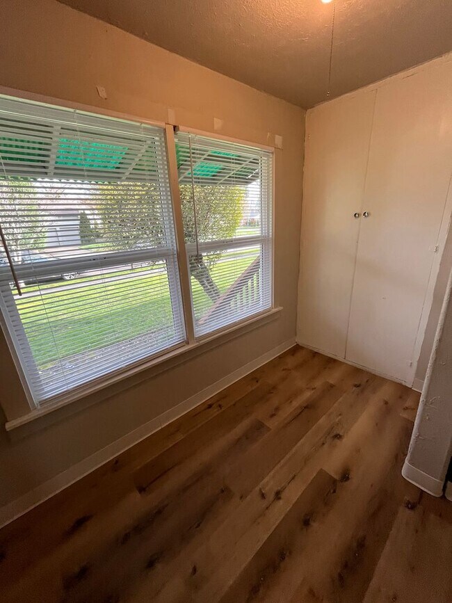 Building Photo - BEL250