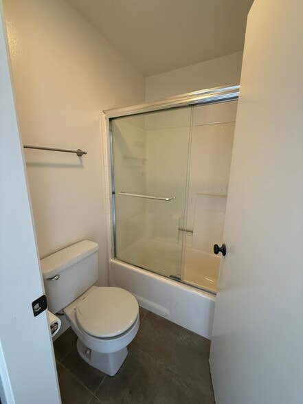 downstairs bathroom - 10330 Riverside Dr