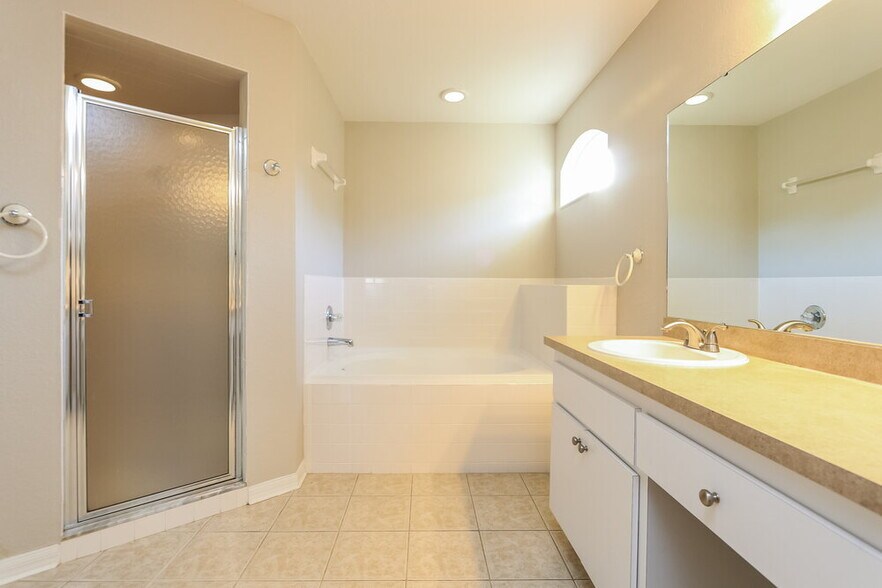 Building Photo - 5800 Driftwood Dr