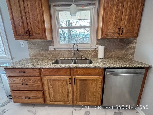 Building Photo - 449 Missimer Ln