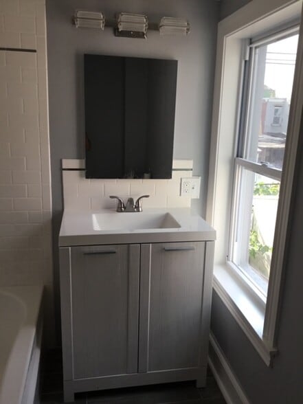 Full Bath - 1828 E Hazzard St