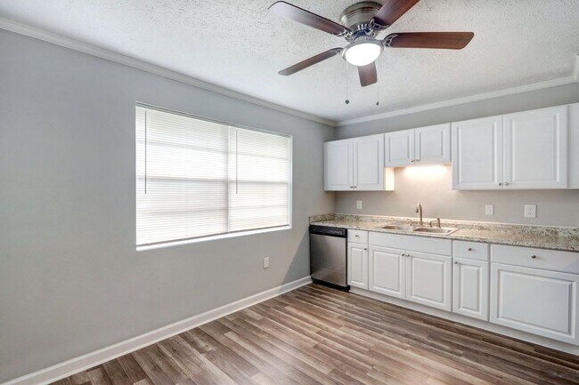 Building Photo - Large 3BR/1BA Downtown House For Rent Walking Distance to Daffin Park