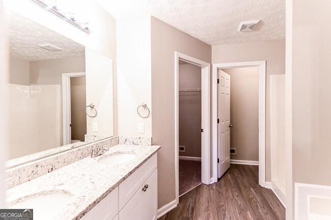 Building Photo - 2520 Lake Royale Dr