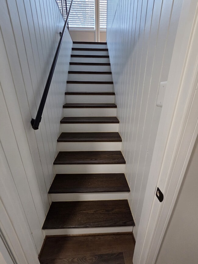 Building Photo - 611 Austin Ln