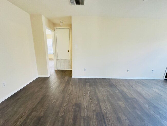 Building Photo - Spacious 4-Bedroom Home in Westwood – Lean...