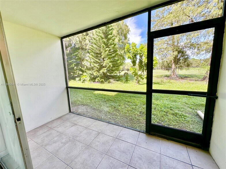 Building Photo - 7831 Colony Cir N