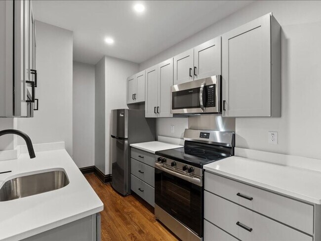 Building Photo - 4909 Lindenwood Ave
