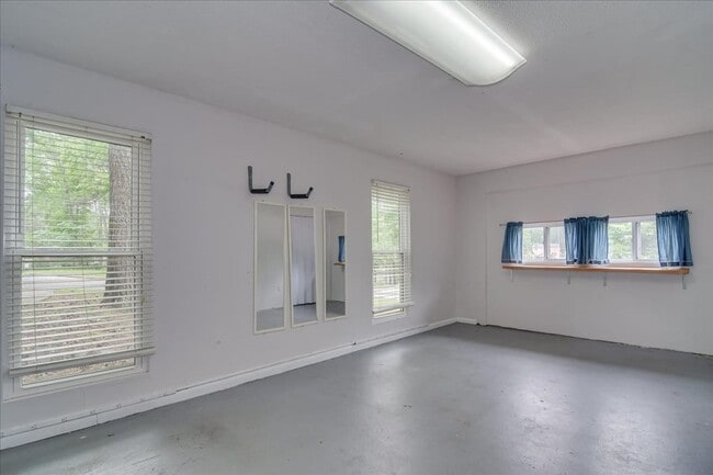 Building Photo - 303 Meadowlake Dr
