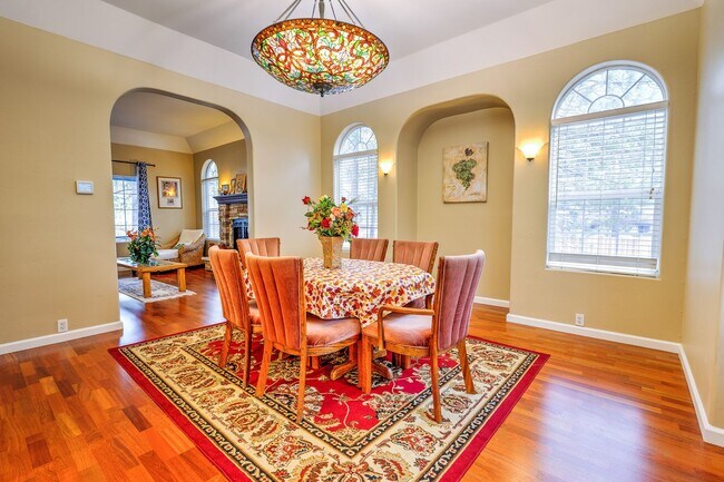 Building Photo - Large mountain home with 2 car garage and fenced in back yard.