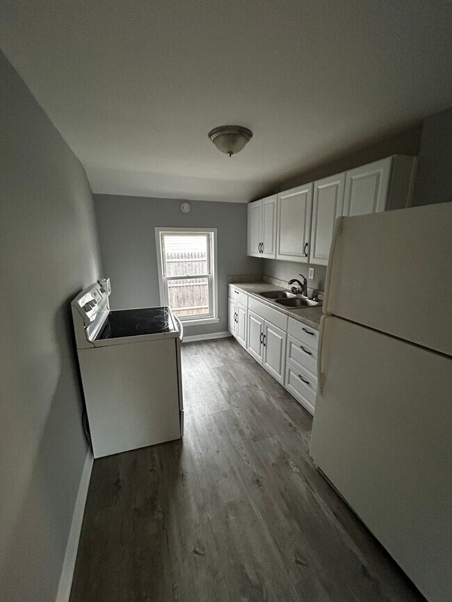 Building Photo - CUTE 1 BEDROOM HOUSE WITH PRIVATE FENCED BACKYARD QUIET STREET