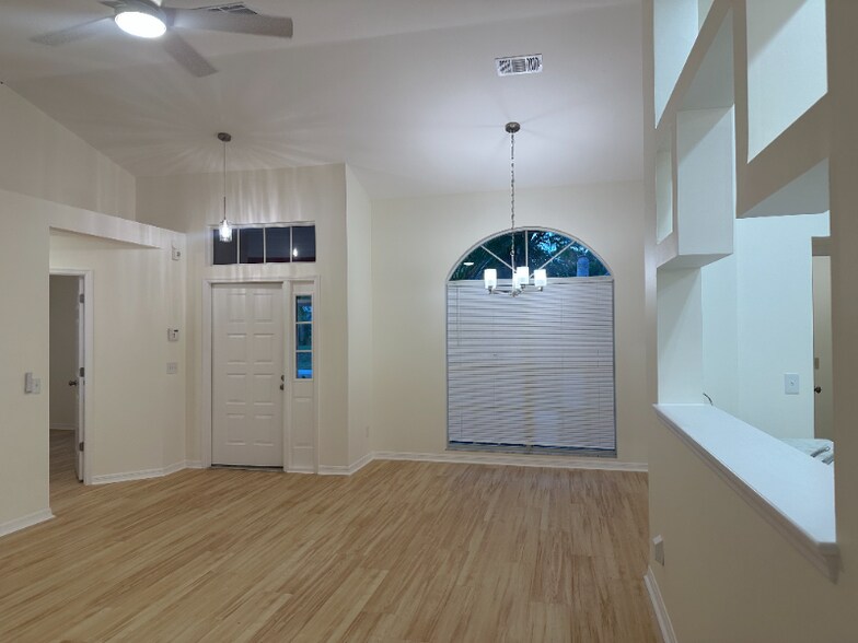 Building Photo - 914 SW Cecil Ln