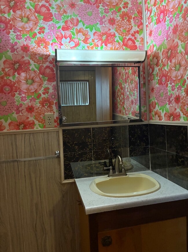 Building Photo - 1415 E 850 N