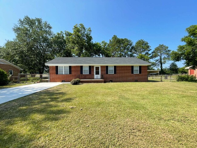 Building Photo - SPACIOUS BRICK RANCH in GOLDSBORO! 4 BR, 2 BA - FENCED-IN YARD *Convenient to SJAFB*