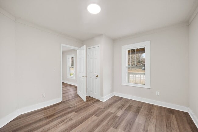 Building Photo - Two bedroom home!