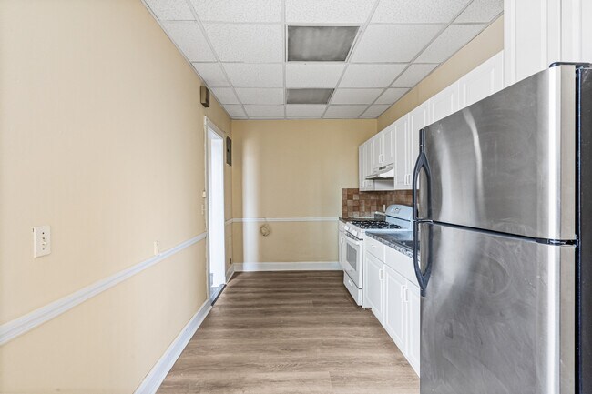 Building Photo - 409 Plandome Rd