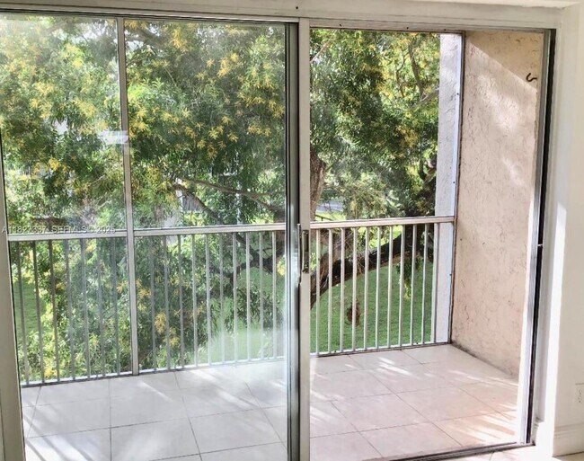 Building Photo - 1100 NW 87th Ave