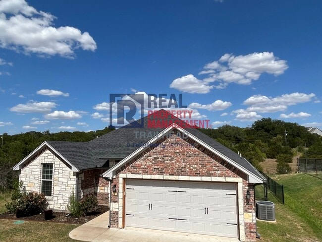 Building Photo - Amazing 3 Bed 2 Bath Home in Gated Lakesid...