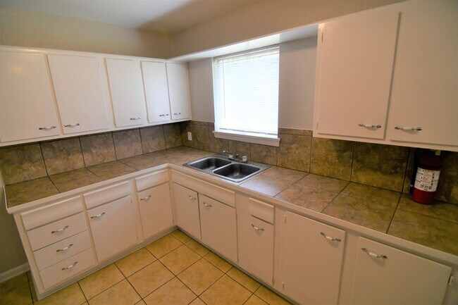Building Photo - Newly Renovated!  3 bedroom, 1 bath home off Baker Blvd with easy access to Plank