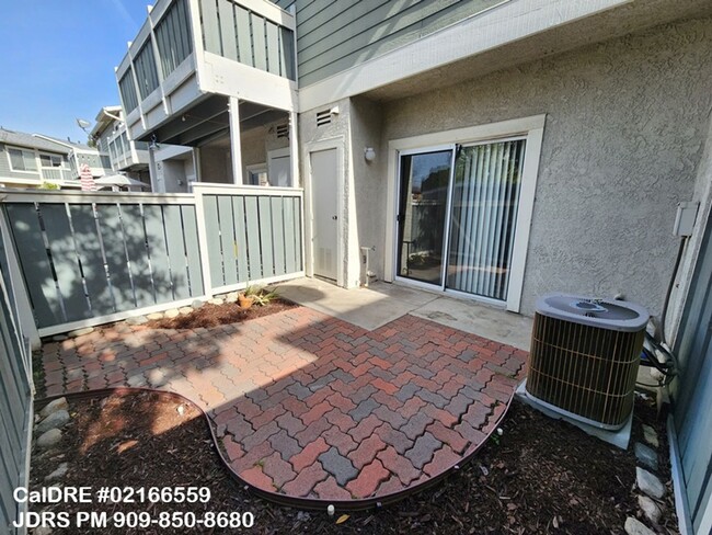 Building Photo - Price Lowered! Ontario 2 bedroom Townhouse