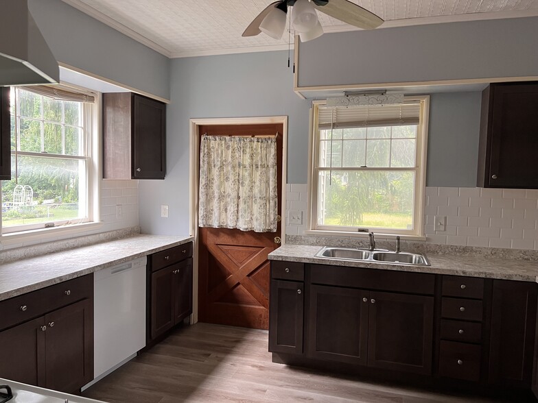 Building Photo - 364 Ravenwood Ave