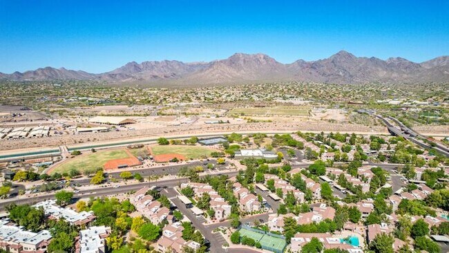 Building Photo - 2-bedroom 2 bath condo in Gated Community ...