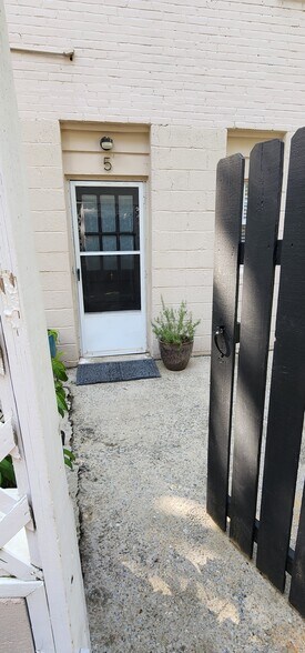 Front entrance via patio - 415 Willow Ln
