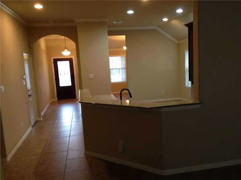 Building Photo - 1921 Autumn Run Ln