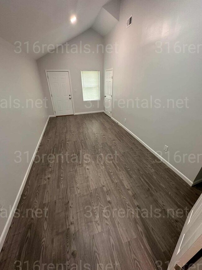 Building Photo - $1245 - 4 bedroom/ 2 bathroom - Single Fam...