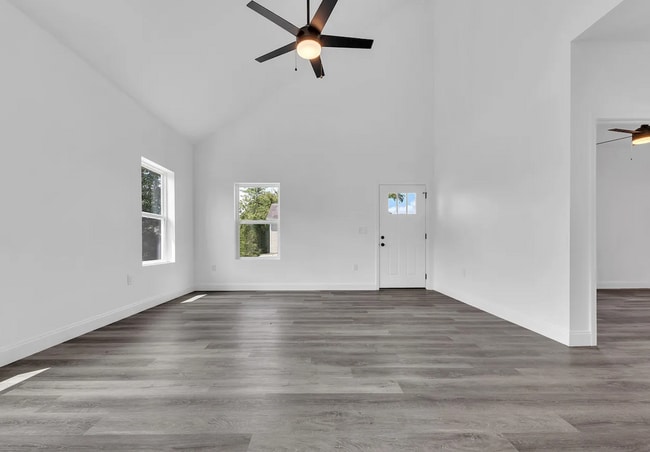 Building Photo - OPEN CONCEPT LIVING!!