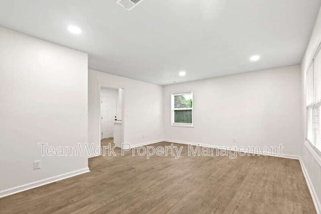 Building Photo - 3006 Azalea Dr
