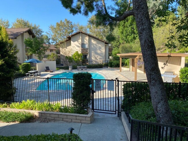 Building Photo - PICTURE PERFECT ONE BEDROOM , ONE BATH CONDO. GREAT MV LOCATION