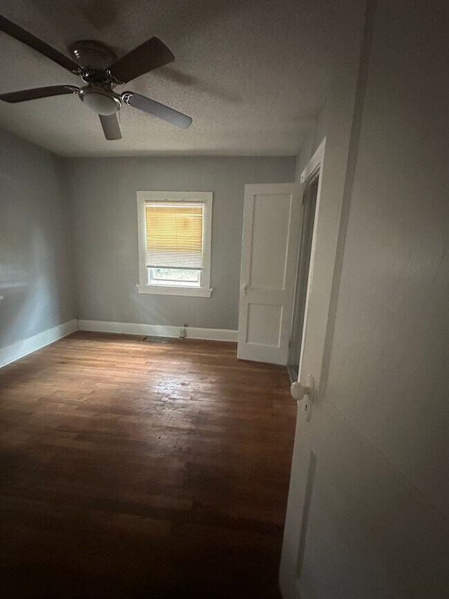 Building Photo - 3 bedroom 1 bath cozy home!