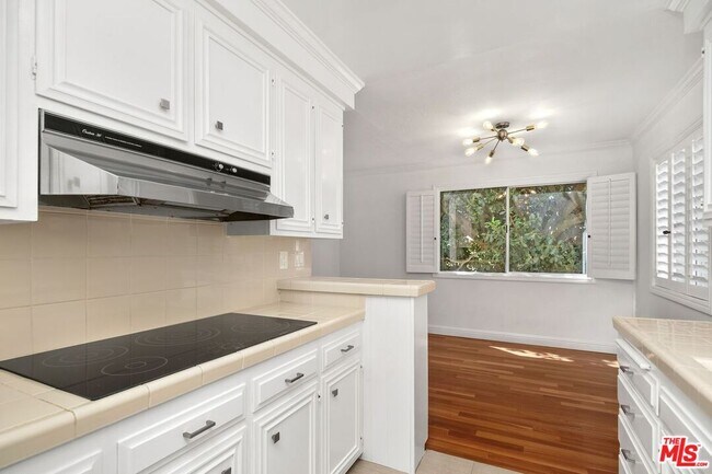 Building Photo - 404 San Vicente Blvd
