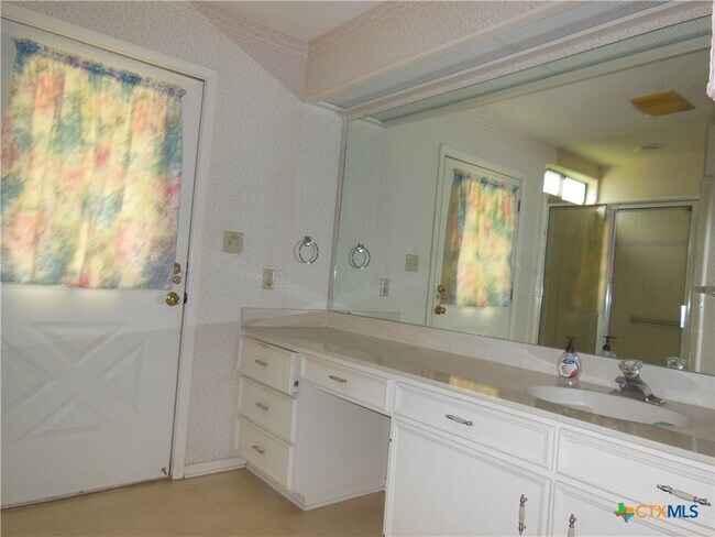 Building Photo - 391 Oakcrest Dr
