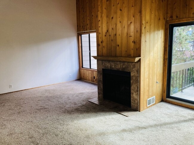 Building Photo - Enchanting Four Bedroom Two and Half Bath Condo in North Meadow Bay.