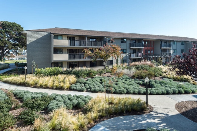 Building Photo - 950 E Hillsdale Blvd