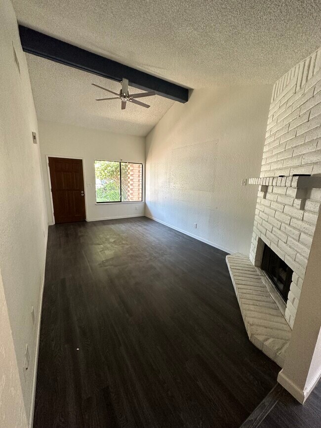 Building Photo - 9121 Nasreen Dr