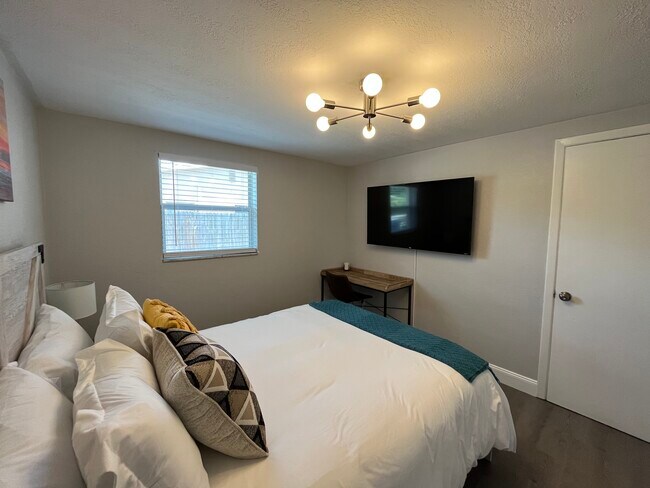 Building Photo - 607 Lyndhurst St