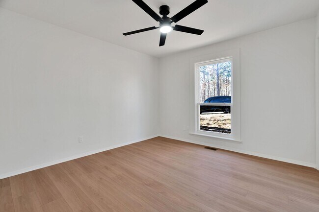 Building Photo - Freshly Remodeled 2 Bed 1.5 Bath home with large deck