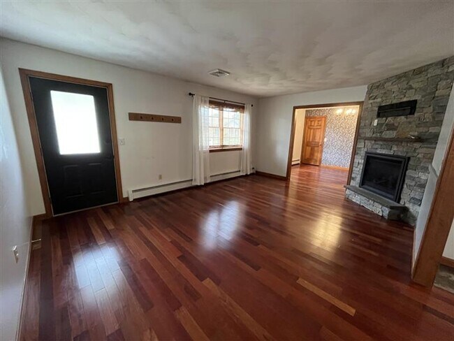 Building Photo - Three Bedroom Single Family House for Rent...