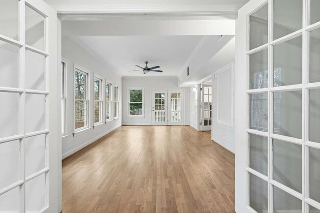 Building Photo - Spacious and Unique 5-Bedroom Home in Chapel Hill!