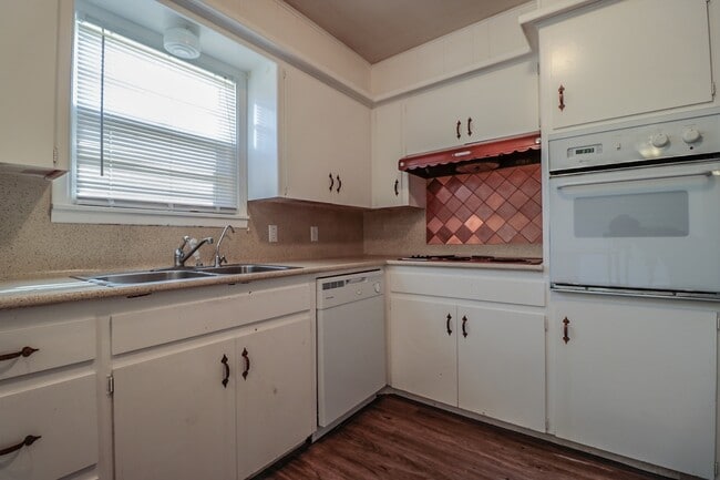 Building Photo - Pre-Leasing  - 3 bed 2 bath
