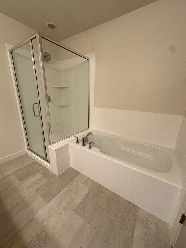 Building Photo - Gorgeous Townhome!!!